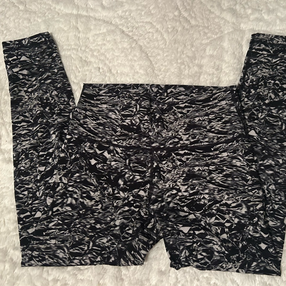 Lululemon Size 8 Wonder Train 25” Leggings Black & White